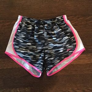 Girls L Nike Tempo shorts print